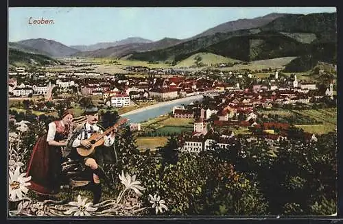 AK Leoben, Generalansicht, Pärchen in Trachten über der Stadt