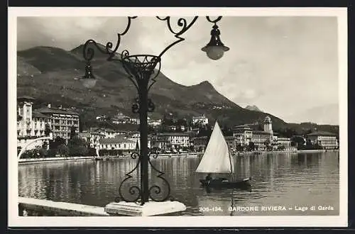 AK Gardone Riviera, Lago di Garda, Segelboot vor der Ortschaft