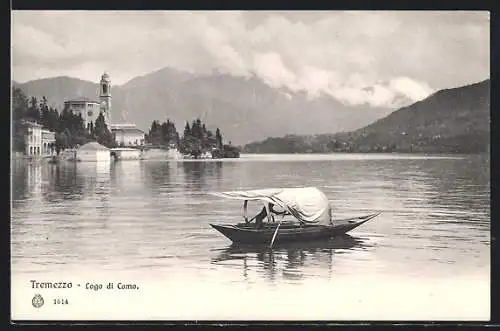 AK Tremezzo, Blick zum Ort, Boot auf dem Lago di Como