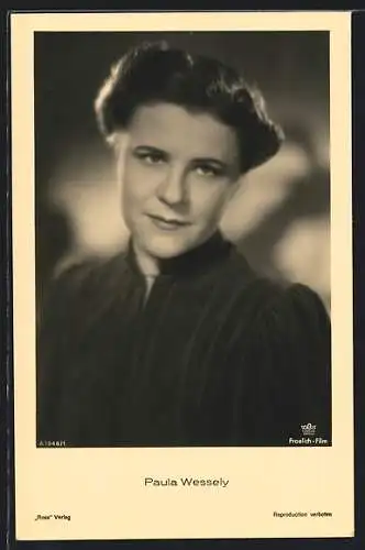 AK Schauspielerin Paula Wessely in Kamera blickend