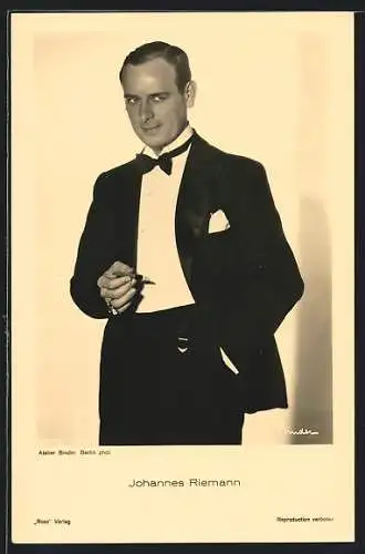 AK Schauspieler Johannes Riemann im Anzug mit Zigarre