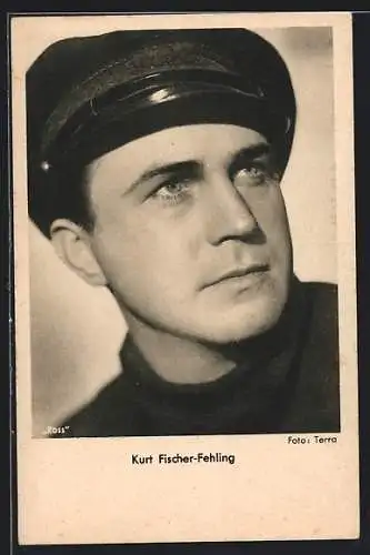AK Schauspieler Kurt Fischer-Fehling, mit Mütze gesehen, der Blick nach oben gerichtet