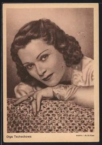 AK Schauspielerin Olga Tschechowa, auf einer Lehne liegend