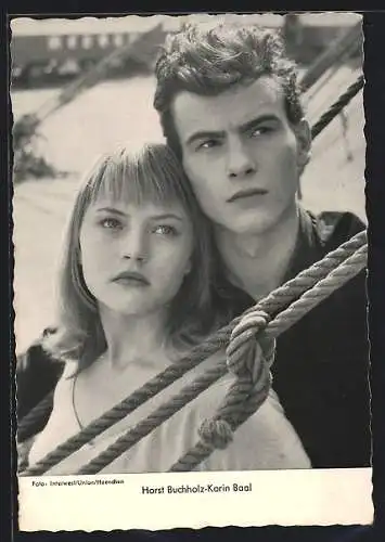 AK Schauspieler Horst Buchholz und Karin Baal mit ernsten Blicken seitlich schauend