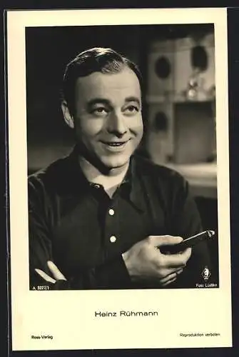 AK Schauspieler Heinz Rühmann, im Hemd mit Zigarre