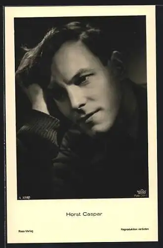 AK Schauspieler Horst Casper den Kopf aufstützend