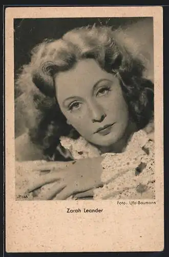AK Schauspielerin Zarah Leander, im Rüschenkleid, den Kopf auf die Arme gelegt