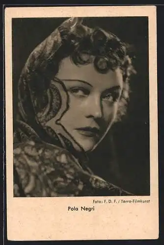 AK Schauspielerin Pola Negri über Schulter blickend