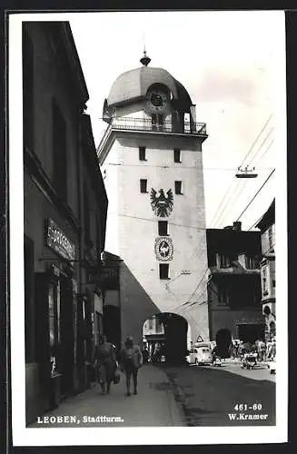 AK Leoben, Strassenpartie am Stadtturm, VW-Käfer