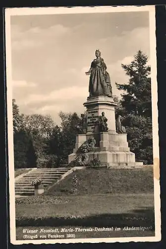 AK Wiener Neustadt, Maria Theresia Denkmal im Park der Kriegsschule