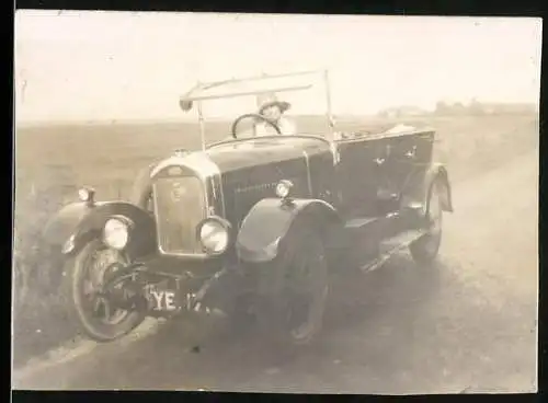 Fotografie Auto Singer, Dame mit Hut im Cabriolet sitzend