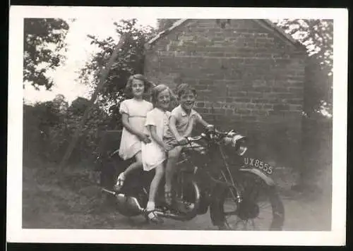 Fotografie Motorrad, niedliche Kinder auf Krad sitzend, Kennzeichen UX 8555