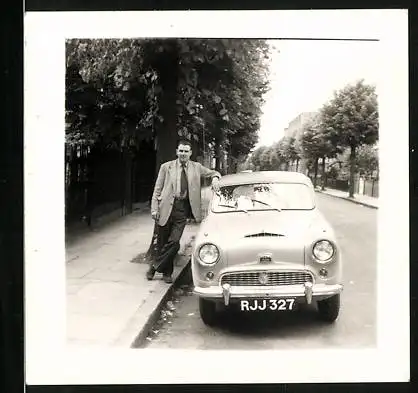 Fotografie Auto, Gentleman lehnt lässig am PKW, Kennzeichen RJJ 327