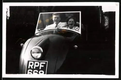 Fotografie Auto, Paar im Kleinwagen, Kennzeichen RPF 668