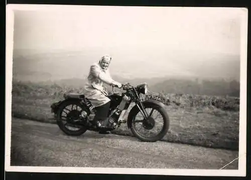Fotografie Motorrad Scott, Frau auf Krad sitzend, Kennzeichen UY 7066