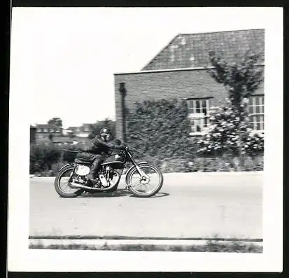 Fotografie Motorrad, Fahrer mit Helm auf Rennmotorrad sitzend