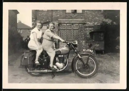 Fotografie Motorrad BSA, Hausfrauen auf Krad sitzend, Kennzeichen NTJ 793