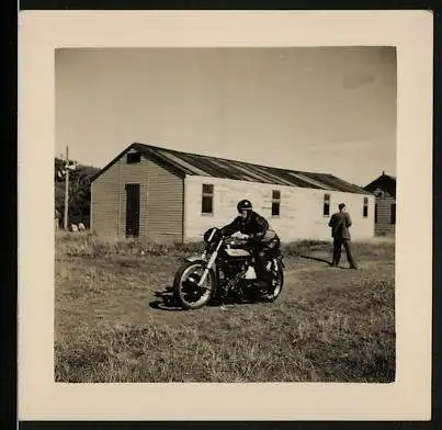 Fotografie Motorrad Norton Manx, Fahrer mit Helm auf Krad sitzend