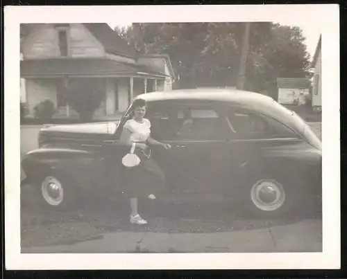 Fotografie Auto, Dame mit Handtasche steigt in Limousine