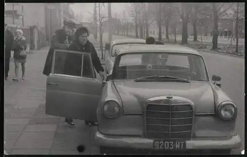 Fotografie Auto Mercedes Benz, Dame steigt in Limousine ein
