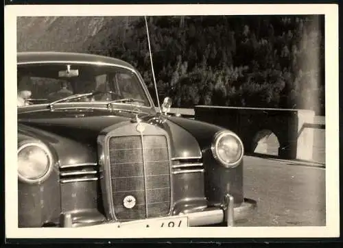 Fotografie Auto Mercedes Benz, Limousine auf einer Brücke stehend