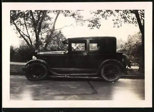 Fotografie Auto Jewett Modell 1926, PKW mit Reifenpanne vorne links