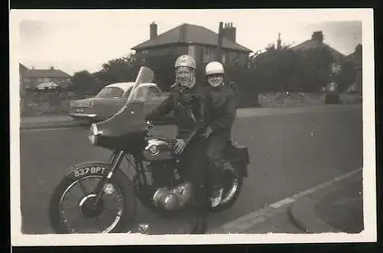 Fotografie Motorrad Royal Enfield, Paar auf Krad sitzend