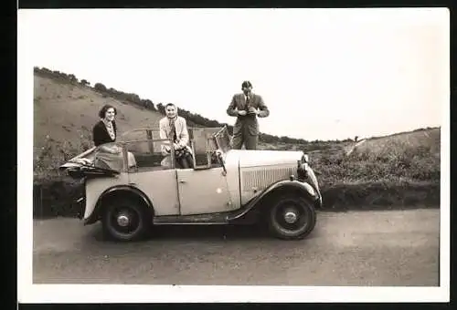Fotografie Auto Cabrio, Herr mit jungenDamen im Cabriolet sitzend