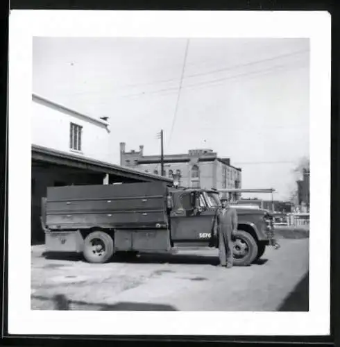 Fotografie Lastwagen Dodge, Kraftfahrer nebst LKW-Pritsche