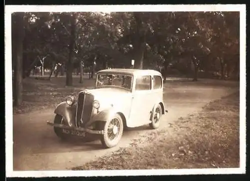 Fotografie Auto Standard Nine, PKW auf einem Waldweg