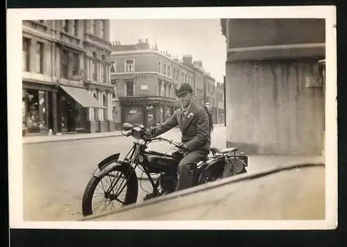 Fotografie Motorrad, Bursche auf Krad mit Strassenansicht