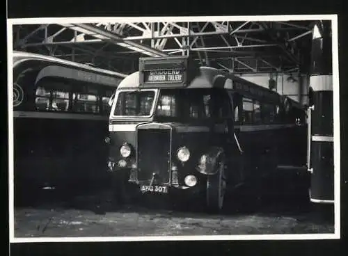 Fotografie Bus Leyland, Omnibus - Linienbus im Depot