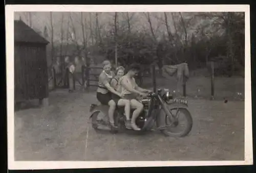 Fotografie Motorrad Triumph TWN, Familie auf Krad sitzend