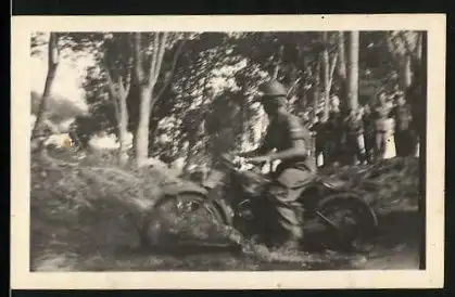Fotografie Motorrad, Soldat auf Krad sitzend