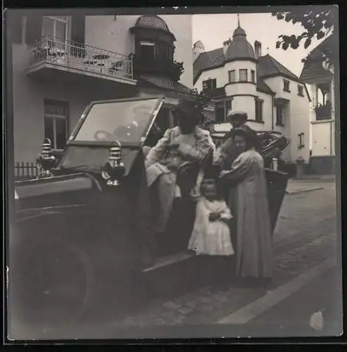 Fotografie Auto Cabriolet, begüterte Familie steigt aus PKW mir Chauffeur