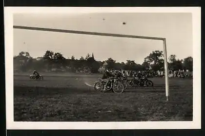 Fotografie Motorrad-Treffen auf einem Fussballplatz