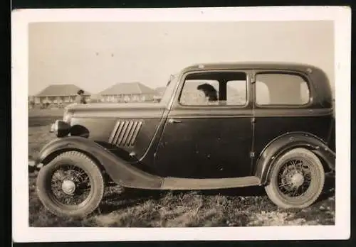 Fotografie Auto Ford, Dame im PKW sitzend