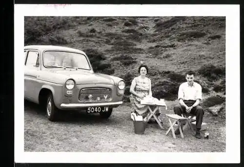 Fotografie Auto Ford Popular, Paar beim Picknick vor PKW