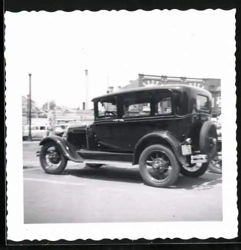 Fotografie Auto, schwarze Limousine auf einem Parkplatz