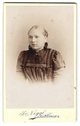 Fotografie F. Niggl, Altötting, Junge Dame im dunklen Kleid mit verzierter Kragenpartie