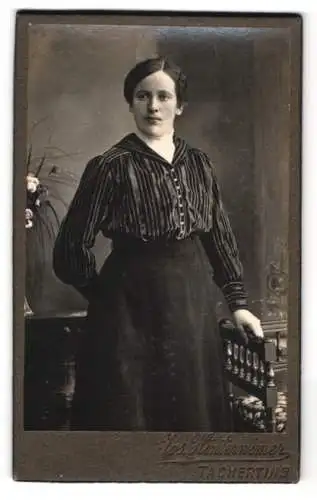 Fotografie Jos. Hinterwimer, Tacherting, Bürgerliche Dame im längsgestreifter Bluse mit schwarzem Rock