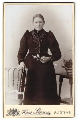 Fotografie Hans Strauss, Altötting, Schlotthammerstrasse 1, Junge Dame mit adrett frisiertem Haar im schwarzen Kleid