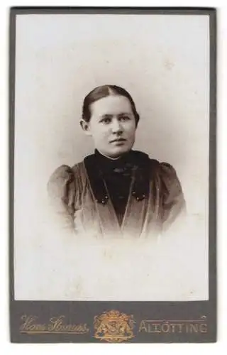 Fotografie Hans Strauss, Altötting, Schlotthammerstr. 1, Junge Dame mit leicht abstehenden Ohren und Mittelscheitel