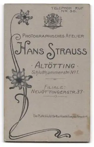 Fotografie Hans Strauss, Altötting, Schlotthammerstr. 1, Älterer Herr in zugeknöpfter Cord-Jacke mit ernstem Blick