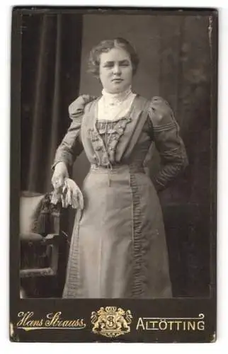 Fotografie Hans Strauss, Altötting, Schlotthammerstr. 1, Junge Dame im taillierten Kleid mit Handschuhen in der Hand