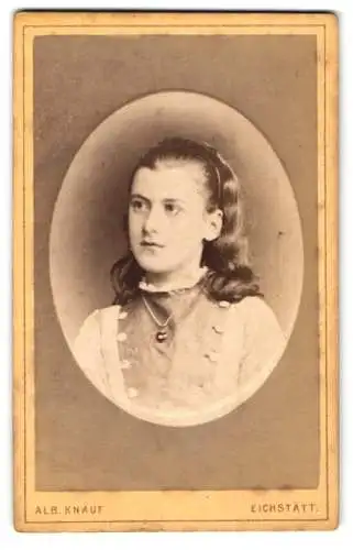 Fotografie Alb. Knauf, Eichstätt, Bürgerliches Mädchen mit einer Schleife im Haar und einer Herzkette