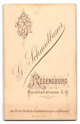 Fotografie G. Schmidbauer, Regensburg, Marschallstrasse 51, Junge Dame mit lockigem Haar und leicht fragendem Blick