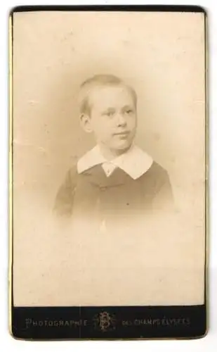 Fotografie Berger Frères, Paris, 28, Avenue des Champs-Elysées, Kleiner Junge in modischer Kleidung
