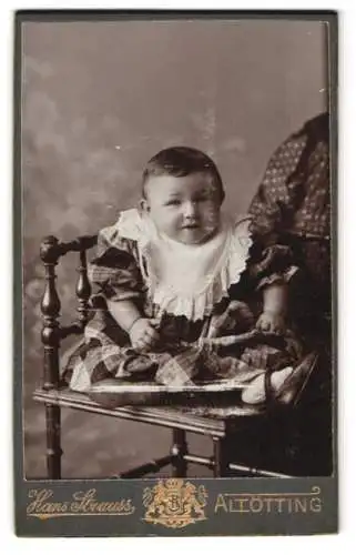 Fotografie Hans Strauss, Altötting, Schlotthammerstr. 1, Neuöttingerstr. 37, Niedliches Kleinkind im karierten Kleid