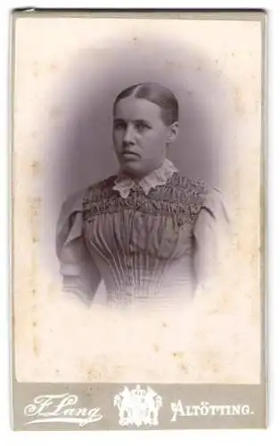 Fotografie F. Lang, Altötting, Junge Dame mit zurückgebundenem Haar